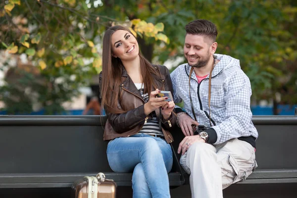 Genç çift kamera fotoğrafları tarama