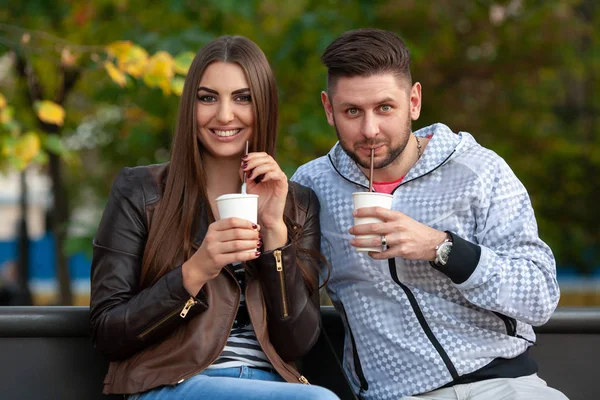 Jeune Couple Qui Boit Des Cocktails Dans Parc Regarde Caméra — Photo