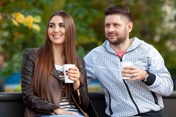 Beau Couple Dans Parc Boire Des Boissons Regardant Loin — Photo