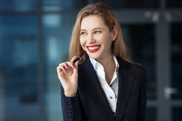 Porträt Einer Geschäftsfrau Mit Stift Auf Dem Hintergrund Des Business — Stockfoto