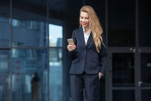 Schöne Geschäftsfrau Mit Handy Auf Dem Hintergrund Des Business Centers — Stockfoto