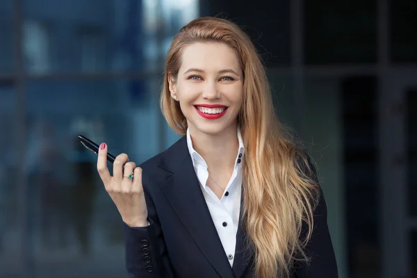 Retrato Uma Mulher Negócios Com Uma Caneta Fundo Centro Negócios — Fotografia de Stock