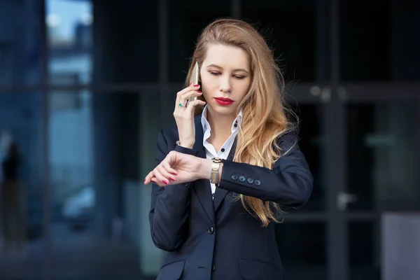 Business Woman Speaks Phone Looks Her Watch — Stock Photo, Image