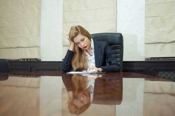 Genç ve güzel iş kadını ofiste çalışmaktan yoruldu.