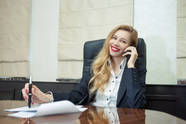 Retrato Mulher Negócios Moderna Feliz Falando Telefone Sala Conferências — Fotografia de Stock