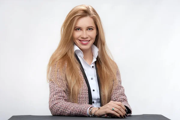 Güzel genç model mükemmel beyaz arka plan üzerinde izole görüntüsünü.