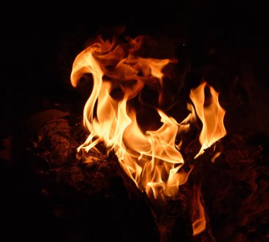 At şeklinde alevler..