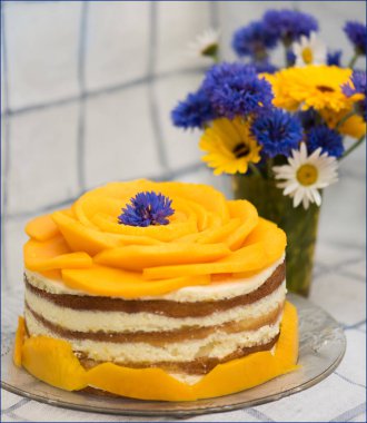 Vanilyalı kremalı mango keki.