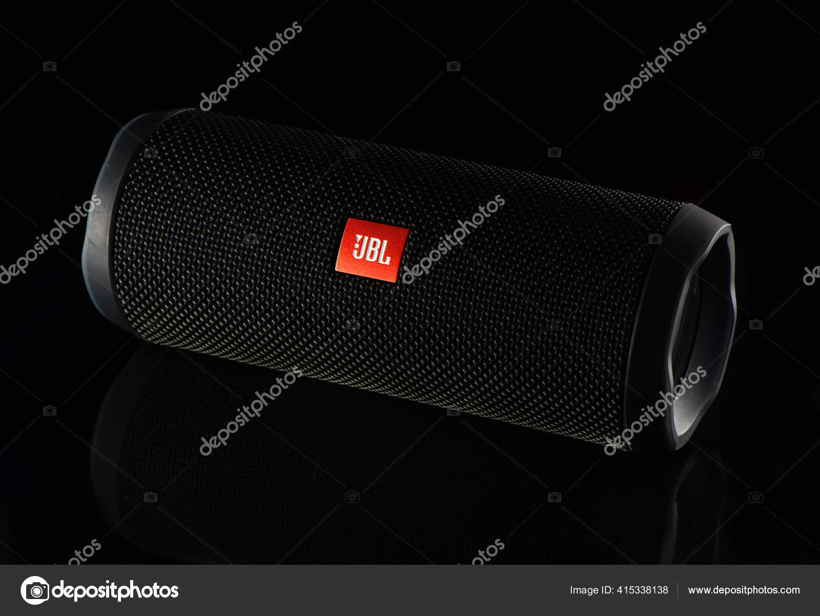 JBL Flip 4 speaker on black background – Stock Editorial Photo