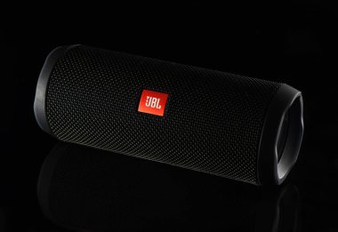 Siyah arkaplanda JBL Flip 4 hoparlörü