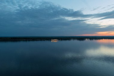 Panorama sabah nehrinin ışıklarıyla aydınlatılmış beyaz bir güverte gemisi..