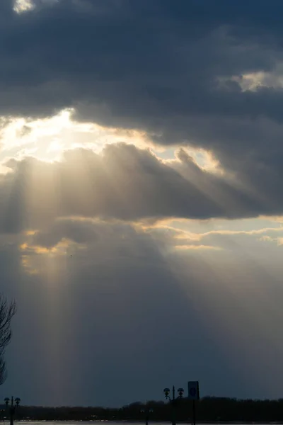 Cahaya Matahari Menerobos Awan Badai — Stok Foto