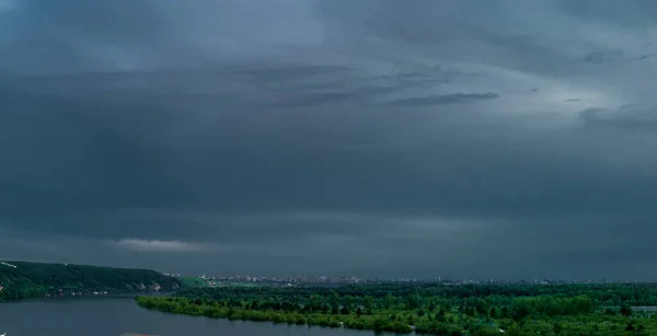 Langit Berangin Atas Kota Yang Jauh Seberang Sungai — Stok Foto