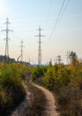 Elektrik kablolarıyla metal direkler.