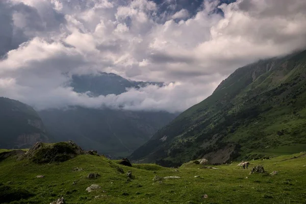 Akşam Usthulu yolu. Yağmur geliyor