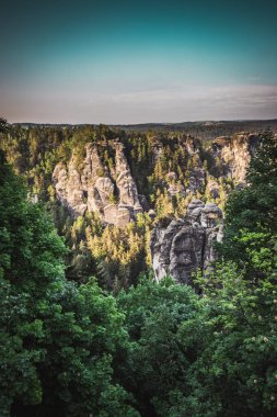 Bastei Parkı Sakson İsviçre Ulusal Parkı, Almanya. Bastei Köprüsü, Sakson İsviçre Ulusal Parkı.