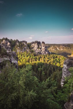 Bastei Parkı Sakson İsviçre Ulusal Parkı, Almanya. Bastei Köprüsü, Sakson İsviçre Ulusal Parkı.