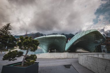 Hungerburg istasyonu Hungerburgbahn, Innsbruck, Avusturya 'daki hibrit füniküler tren yolu. Hungerburg şehir merkezini şehir merkezine bağlayan Funicular..