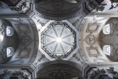 Salzburg Katedrali veya Salzburger Dom, Avusturya 'nın Salzburg şehrinde beyaz boyanmış tavanlı bir Roma Katolik kilisesidir..