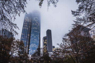 Frankfurt am Main Tall cam binaları. Yerden yüksek binaların manzarası. Frankfurt Ben Ana Almanya.