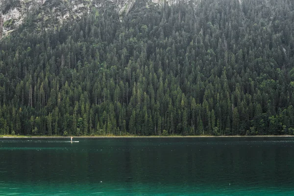 Muž Praktikující Sup Nebo Stand Paddle Surfovací Prkno Jezeře Eibsee — Stock fotografie