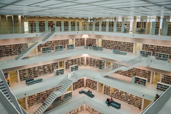 Stuttgart, Almanya - Almanya 'da Stuttgart Kütüphanesi (Stadtbiliothek Stuttgart) Ekim 2011' de açıldı ve Yi Mimarlar tarafından tasarlandı. Beyaz bir kütüphanenin minimalist bir iç mekanı. Dünyanın her yerinde çeşitli kitap ve ziyaretçiler var.