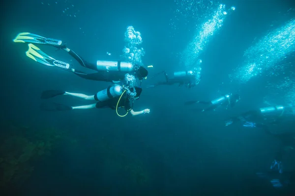 Grupo Buceadores Nadando Aguas Azules Claras — Foto de Stock