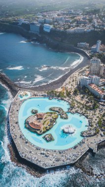 Puerto de la Cruz, Tenerife, Kanarya Adaları, İspanya 'daki güzel tasarlanmış tuzlu su havuzlarının hava manzarası.