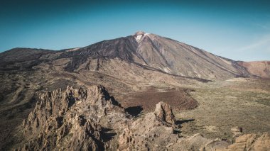 Tenerife Kanarya Adaları, İspanya 'da Teide Dağı' nın hava manzarası sağda..