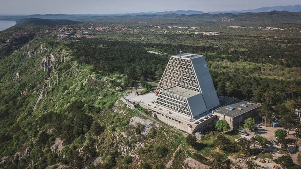 Trieste şehrinin kuzeyindeki Roma-Katolik kilisesi Monte Grisa Tapınağı 'nın havadan görünüşü Karst Platosu' nun 300 metre kıyısında yer almaktadır.