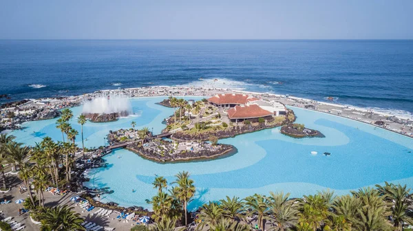 Puerto de la Cruz, Tenerife, Kanarya Adaları, İspanya 'daki güzel tasarlanmış tuzlu su havuzlarının hava manzarası.