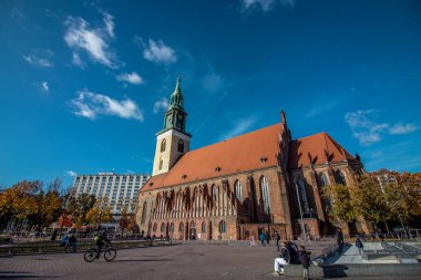 Alexanderplatz yakınlarında St. Mary Kilisesi veya Almanca Marienkirche 