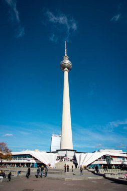 Berlin TV kulesinin (Berliner Fernsehturm) perspektif görüntüsü
