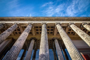 Berlin, Almanya 'daki Altes Müzesi cephesinde sütunlar.