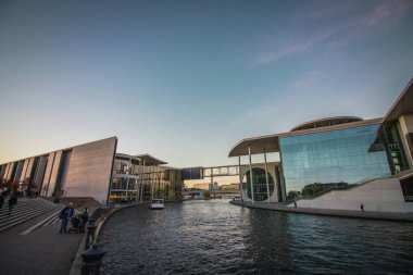 Marie-Elisabeth-Luders-Haus Berlin 'deki Spree nehrinin yanında..