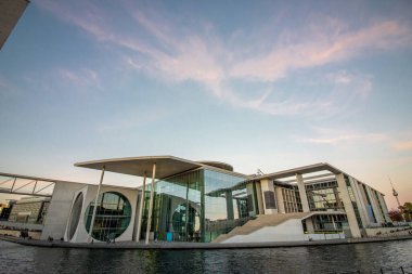 Marie-Elisabeth-Luders-Haus Berlin 'deki Spree nehrinin yanında..