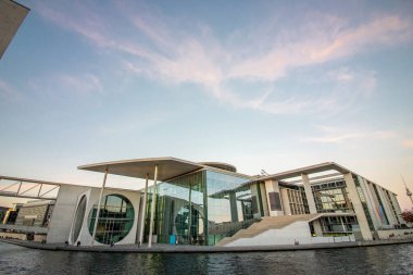 Marie-Elisabeth-Luders-Haus Berlin 'deki Spree nehrinin yanında..