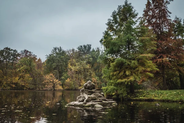 Statue Dans Lac Parc Treptower Berlin Allemagne — Photo