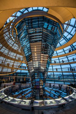 Reichstag binasının tepesindeki Cupola 'nın iç görünümü 