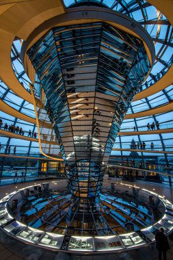 Reichstag binasının tepesindeki Cupola 'nın iç görünümü 