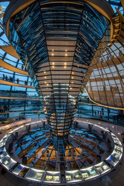 Reichstag binasının tepesindeki Cupola 'nın iç görünümü 