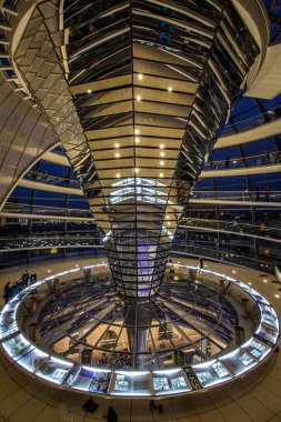 Reichstag binasının tepesindeki Cupola 'nın iç görünümü 
