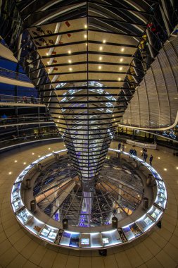 Reichstag binasının tepesindeki Cupola 'nın iç görünümü 