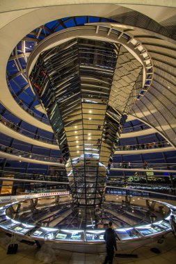 Reichstag binasının tepesindeki Cupola 'nın iç görünümü 