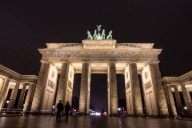Berlin Brandenburg Kapısı (Brandenburger Tor) gece Berlin 'de, 