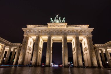 Berlin Brandenburg Kapısı (Brandenburger Tor) gece Berlin 'de, 