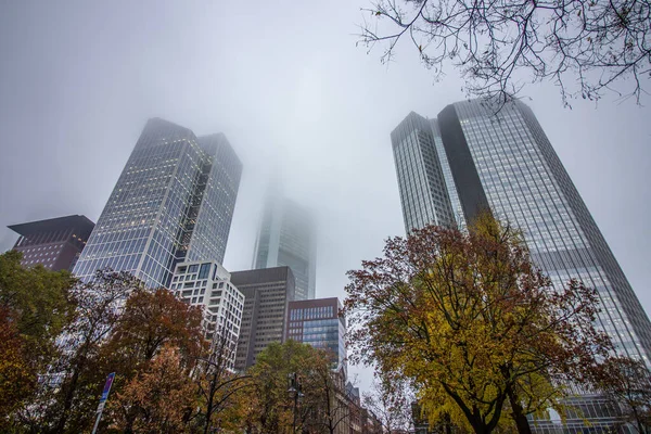 Edificios Rascacielos Frankfurt Para Negocios Finanzas Día Lluvioso Nublado — Foto de Stock