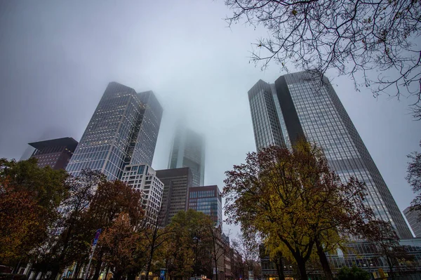 在多云的雨天 法兰克福摩天大楼为商业和金融业服务 — 图库照片