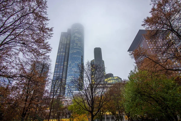 Edificios Rascacielos Frankfurt Para Negocios Finanzas Día Lluvioso Nublado — Foto de Stock