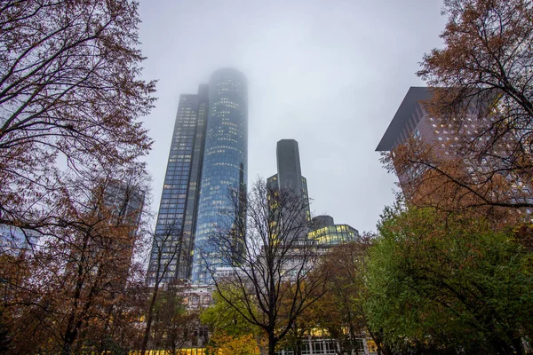 在多云的雨天 法兰克福摩天大楼为商业和金融业服务 — 图库照片